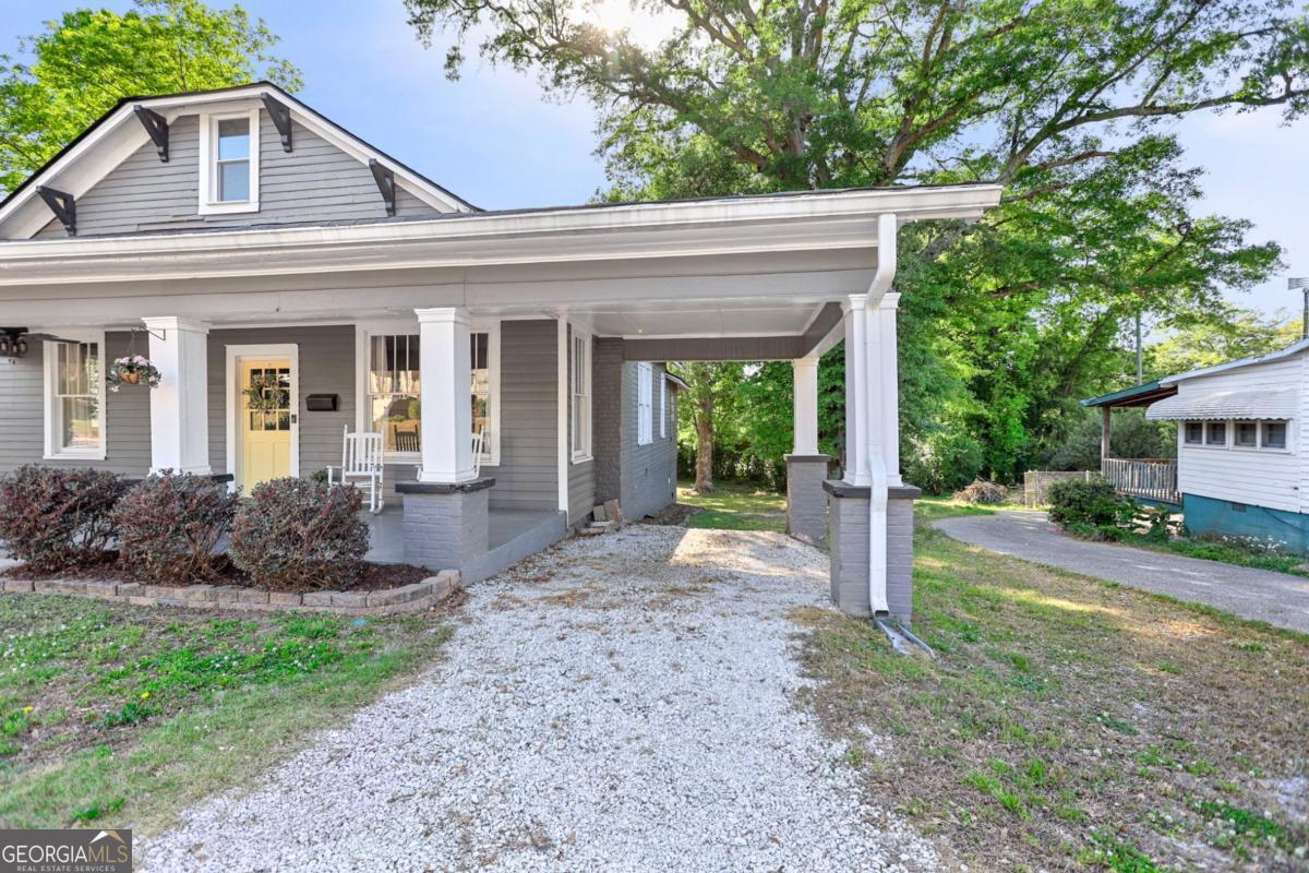 201 Oak Street Property Photo 1