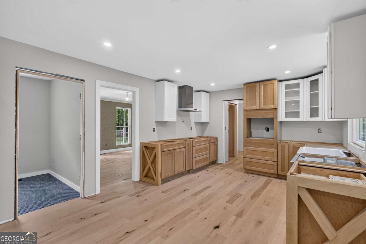 4460 Suwanee Dam Road Property Photo 3