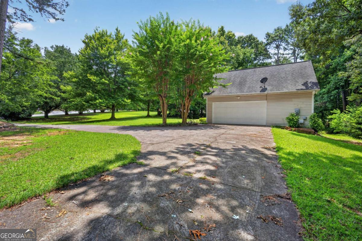 4460 Suwanee Dam Road Property Photo 11
