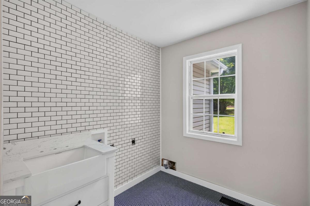 4460 Suwanee Dam Road Property Photo 17