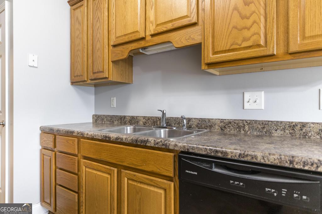 219 Knights Bridge Property Photo 15