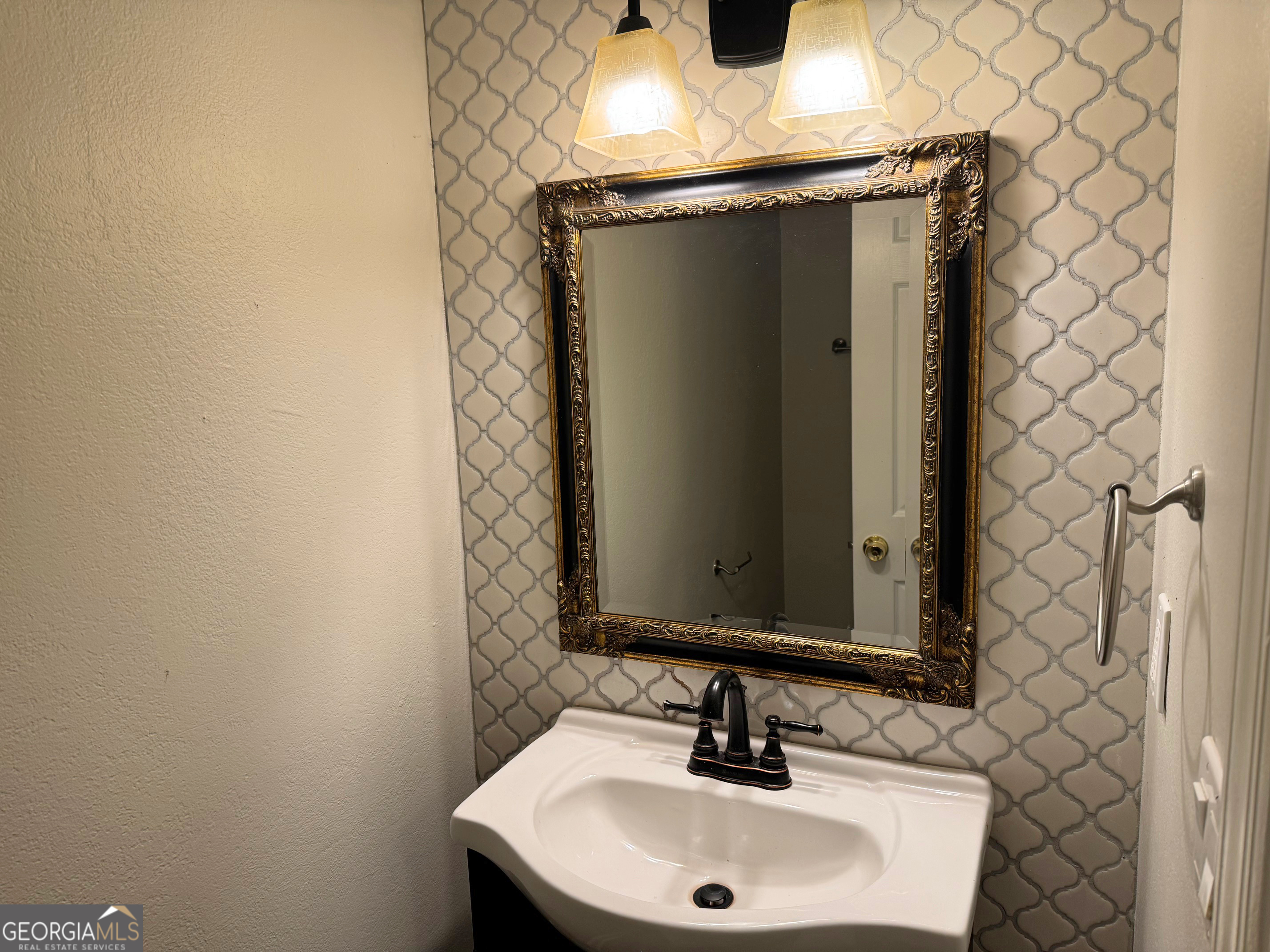 139 Burnham Property Photo 9
