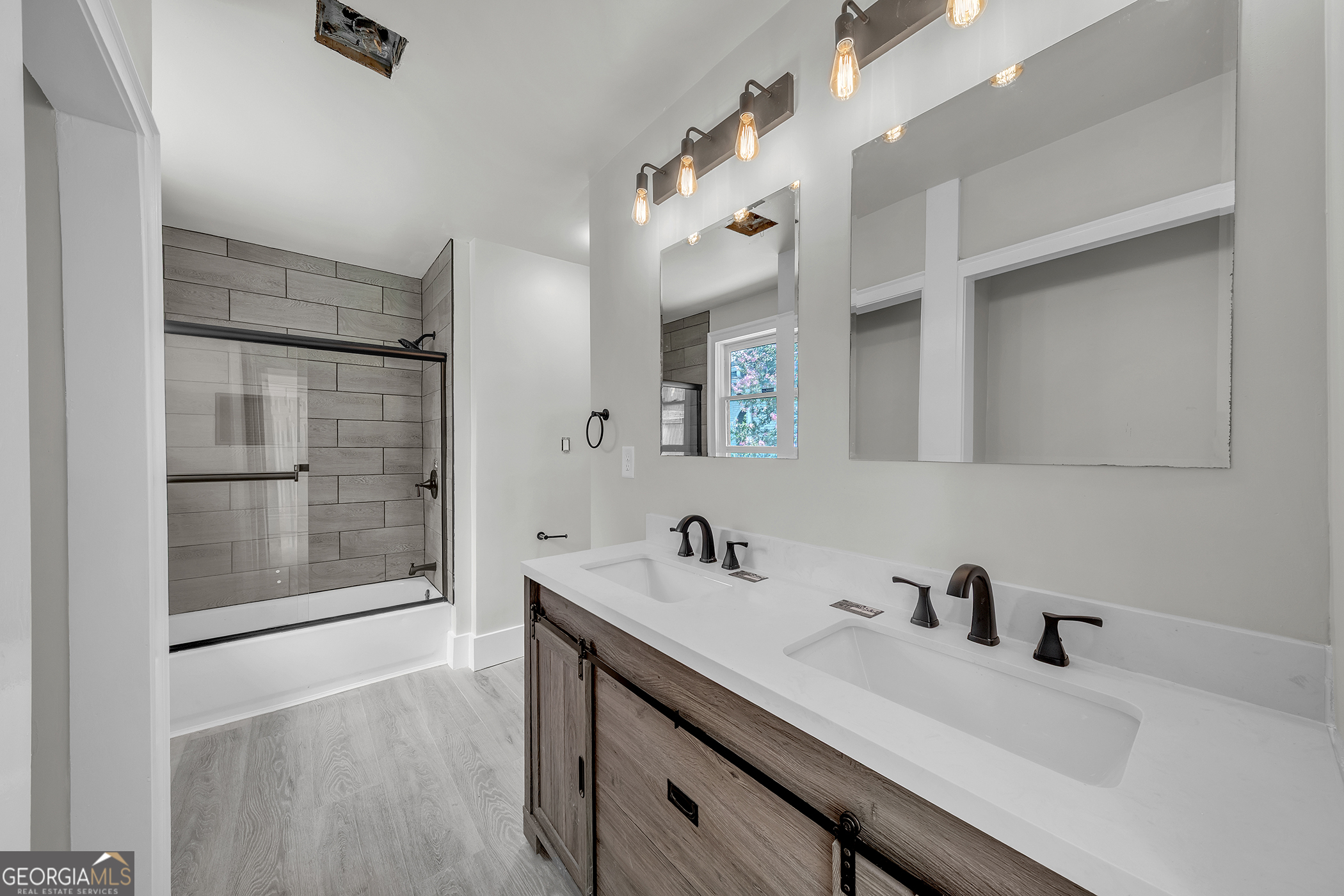 1053 Metropolitan Property Photo 19