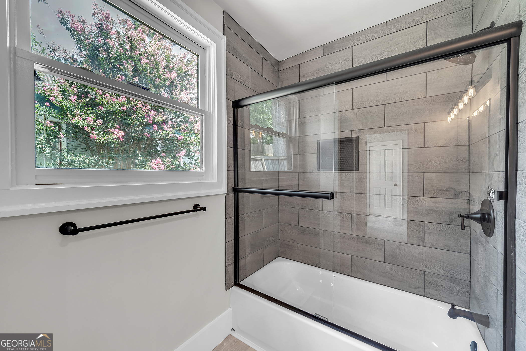 1053 Metropolitan Property Photo 21