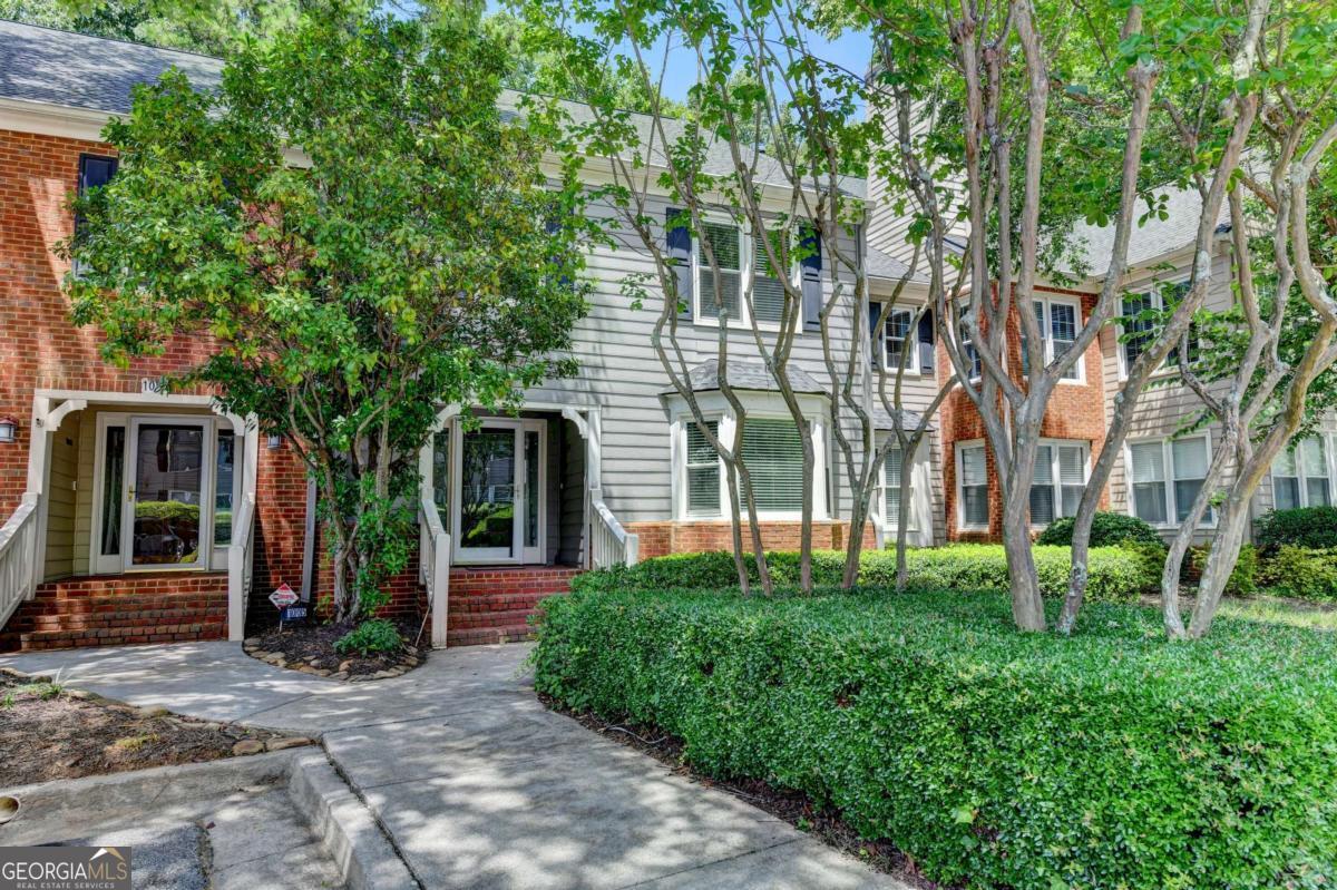 1006 Camden Court Property Photo 3