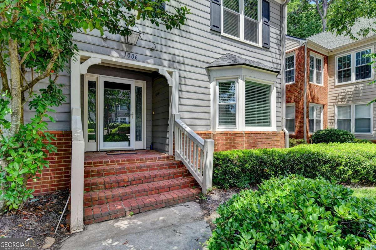 1006 Camden Court Property Photo 4