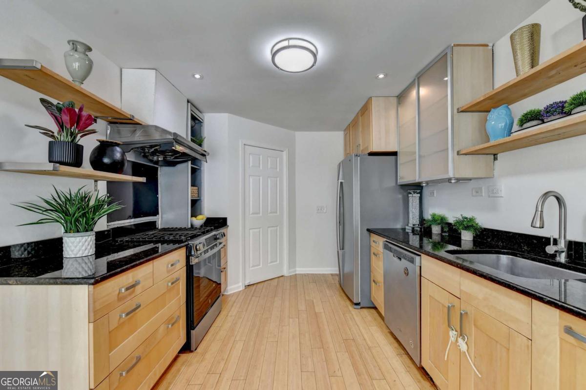 1006 Camden Court Property Photo 36