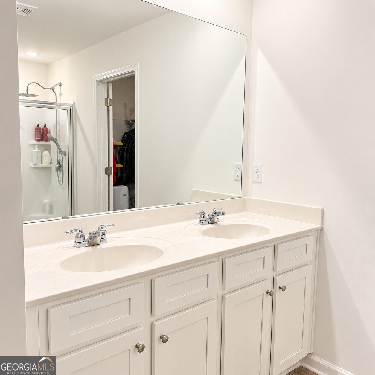 987 Evergreen Road Property Photo 5