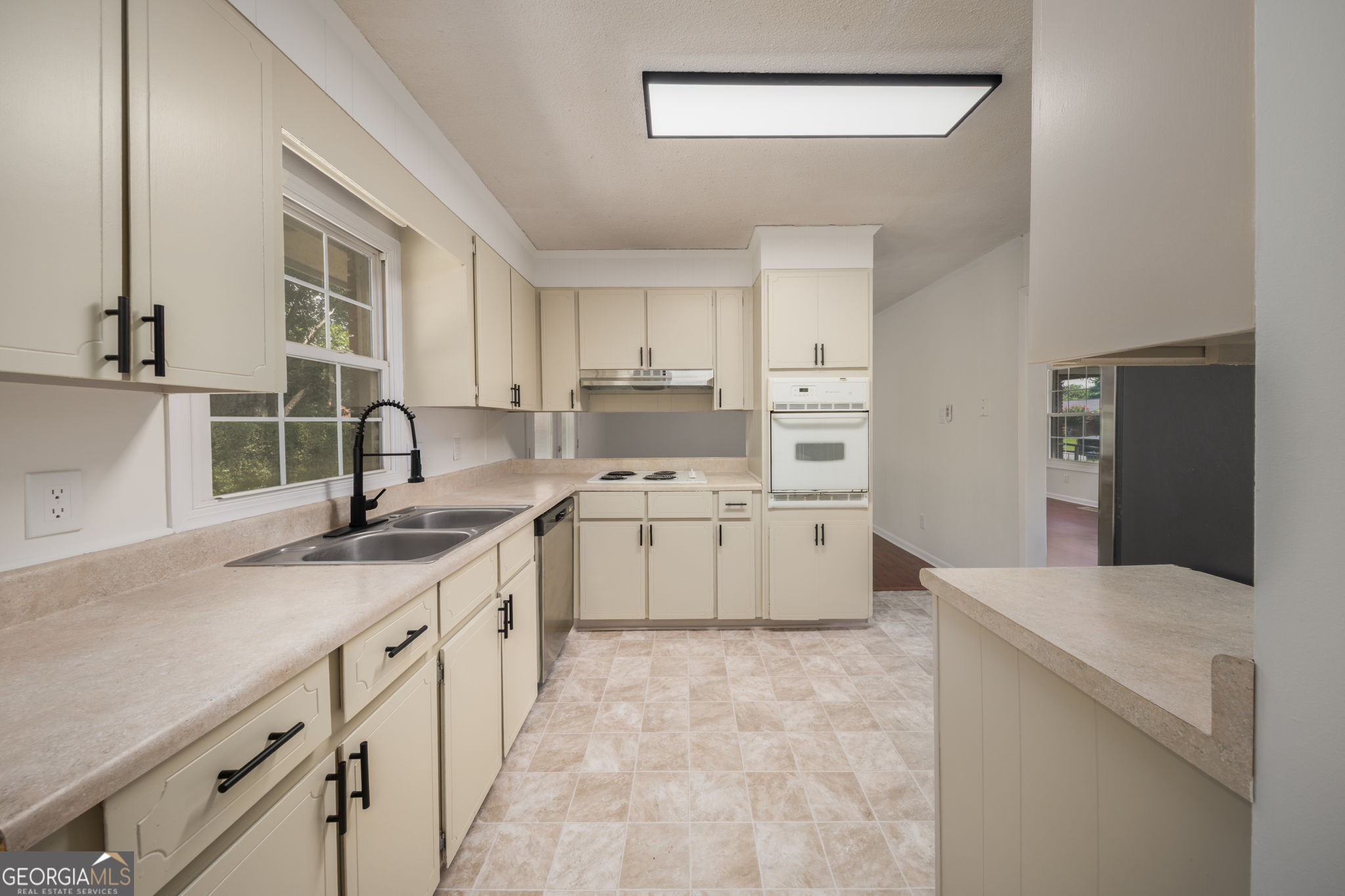 608 Meadowridge Drive Property Photo 8