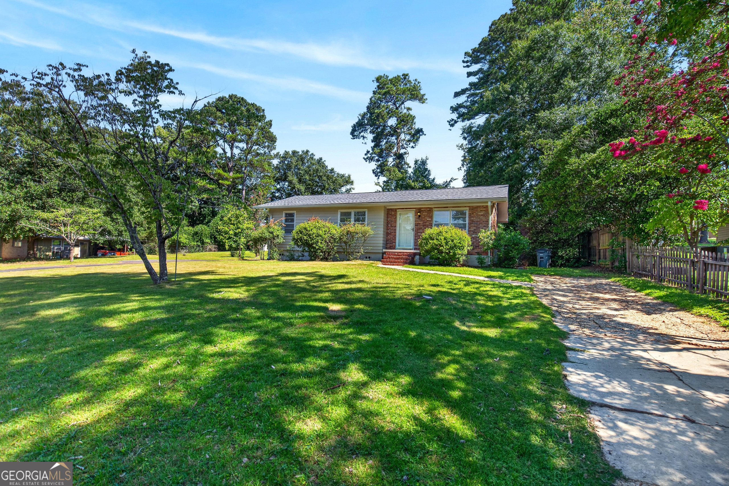 204 S Chilton Crescent Property Photo 1