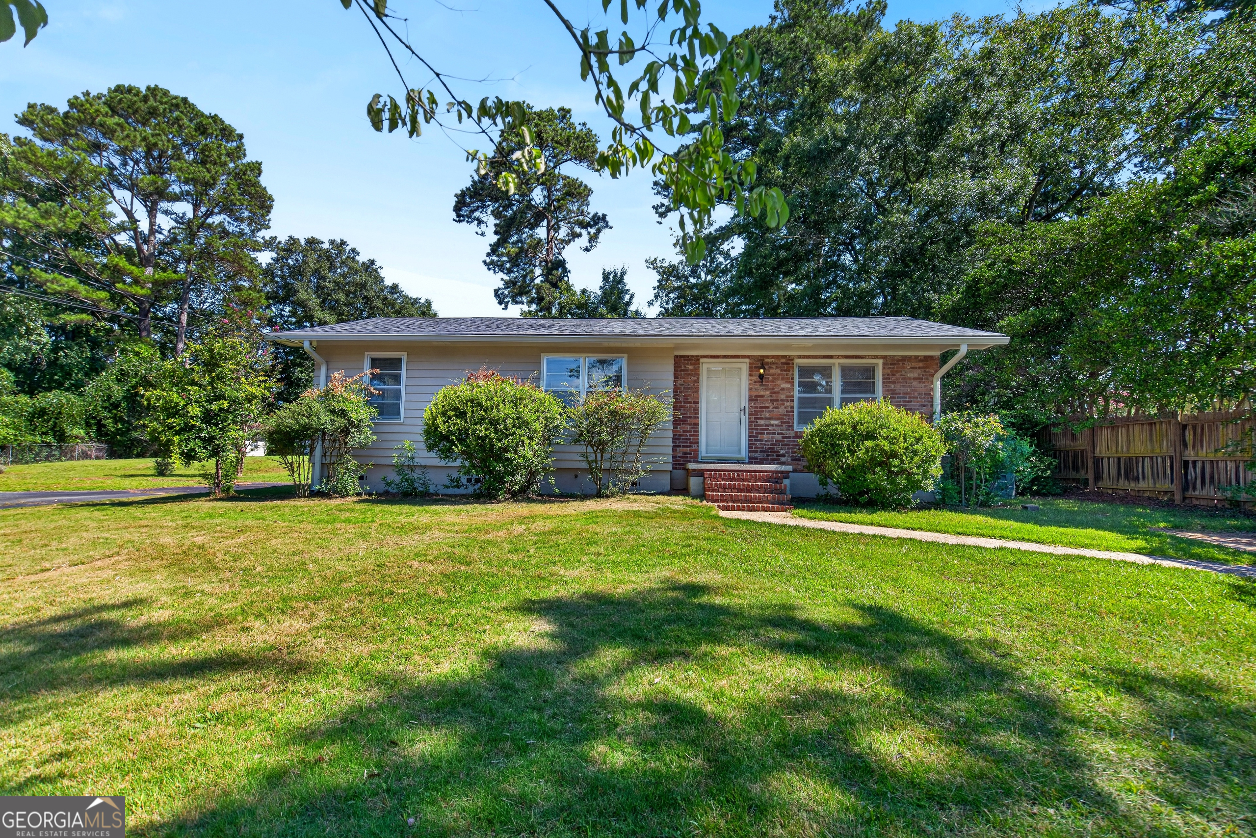 204 S Chilton Crescent Property Photo 2