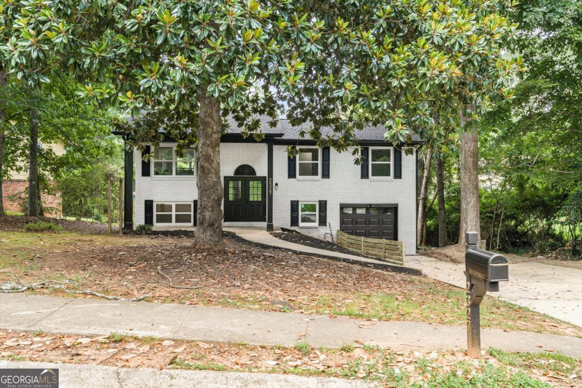 2327 Greenway Drive Property Photo 1