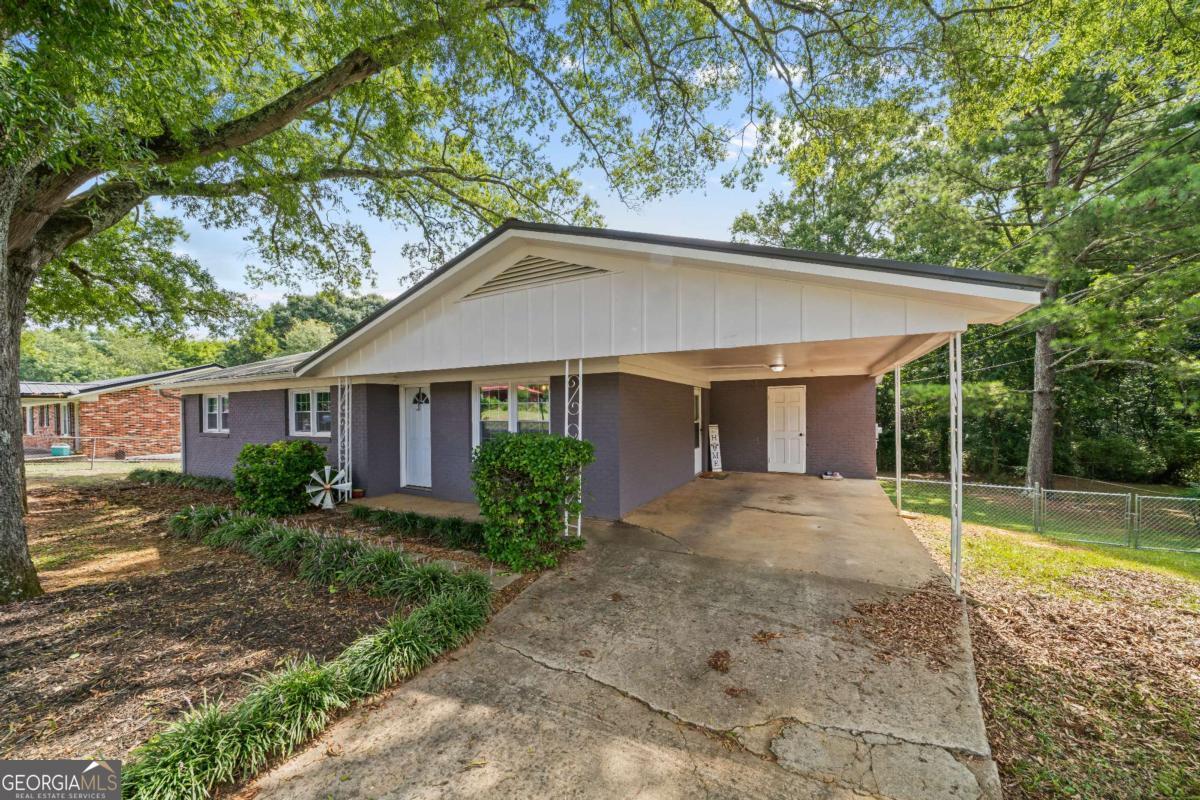 112 Greenbriar Drive Property Photo 3
