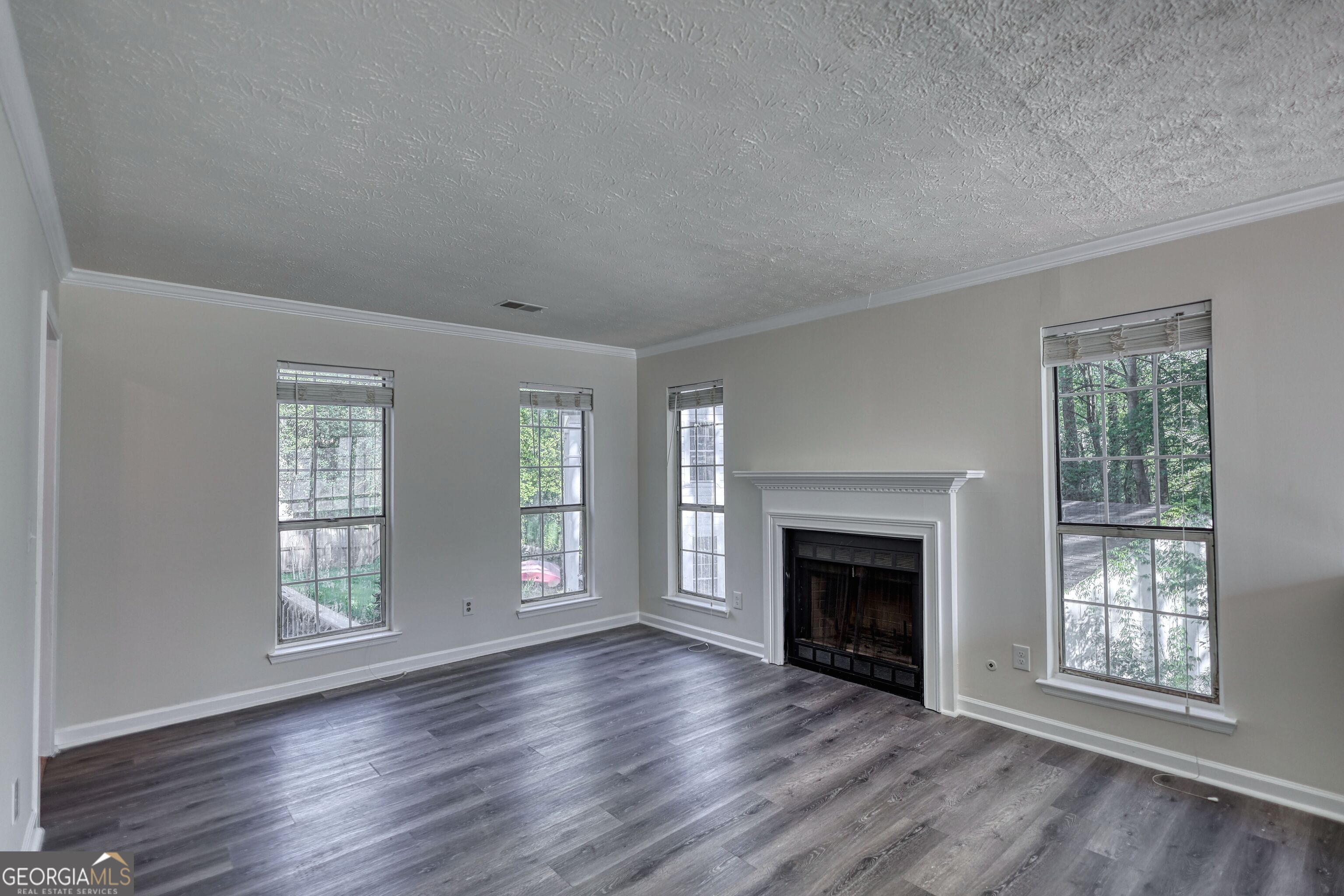502 N Summit Property Photo 6