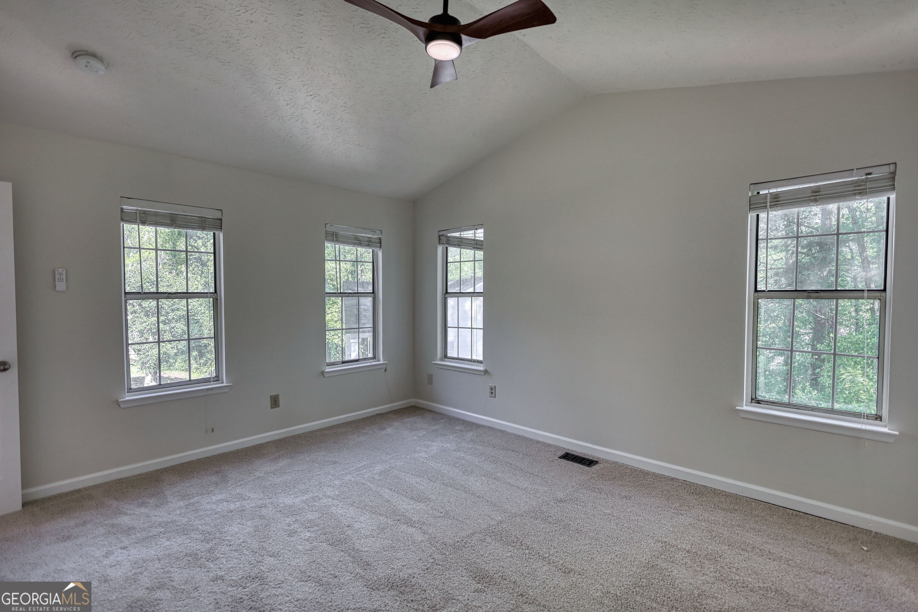 502 N Summit Property Photo 18