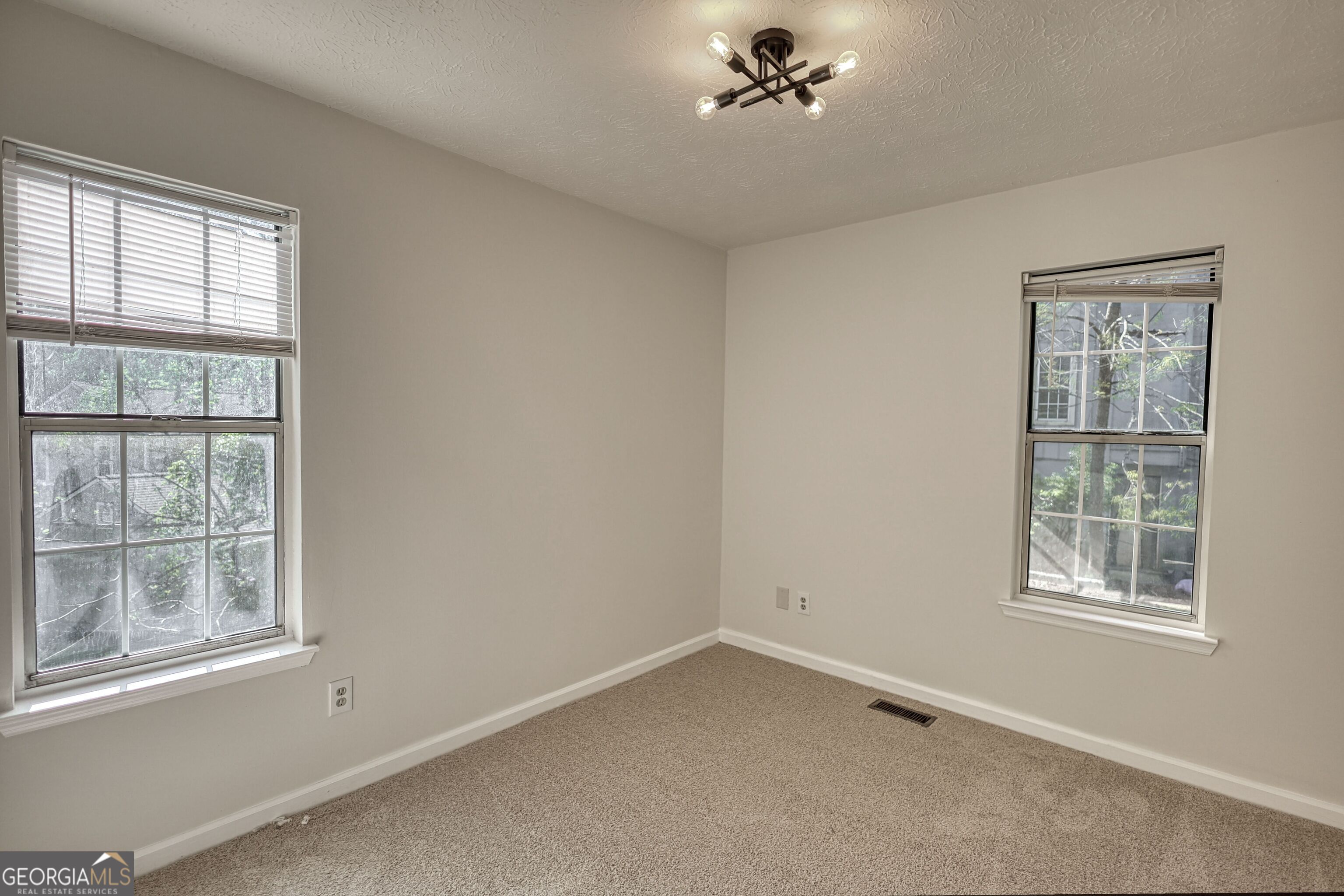 502 N Summit Property Photo 23