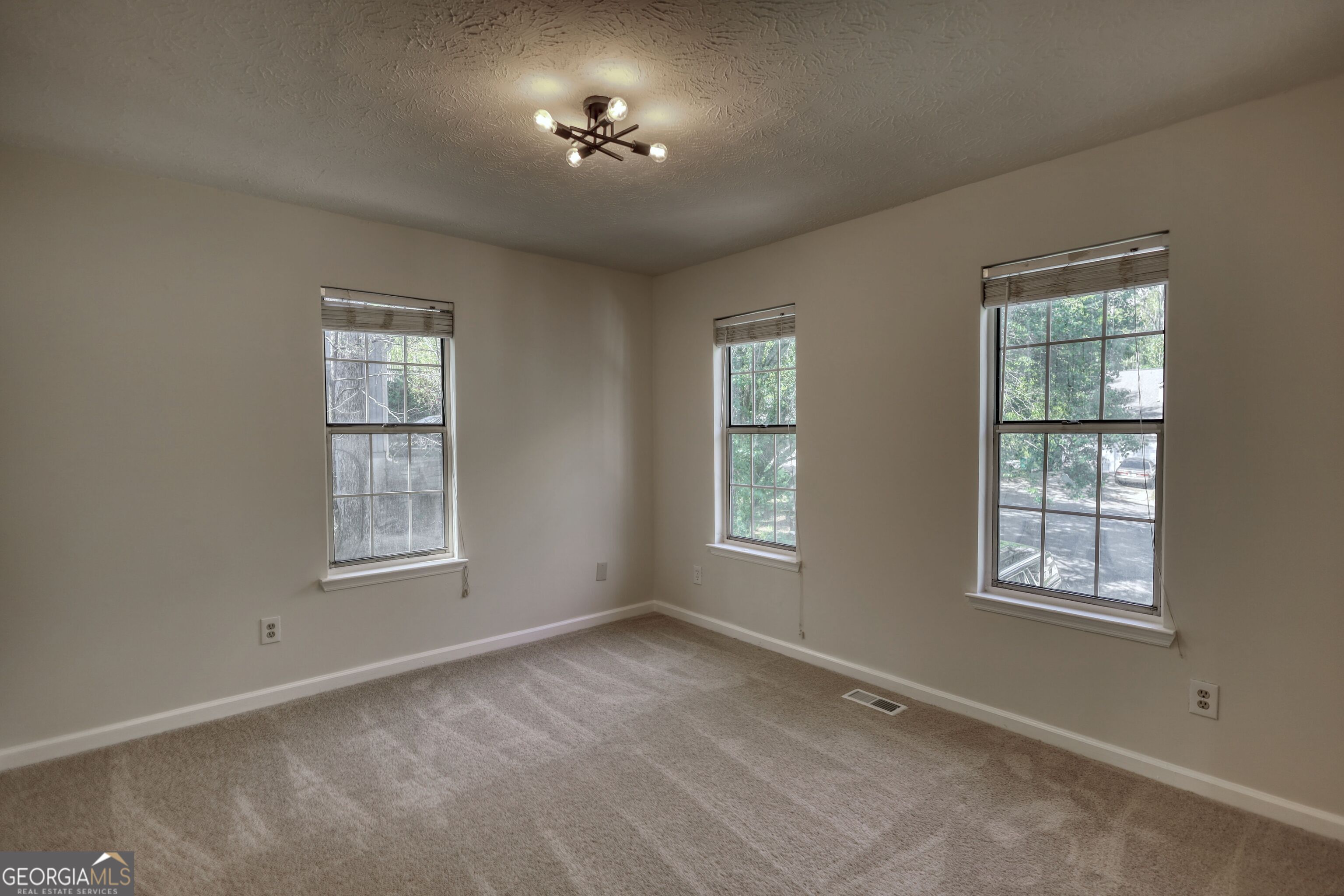 502 N Summit Property Photo 26