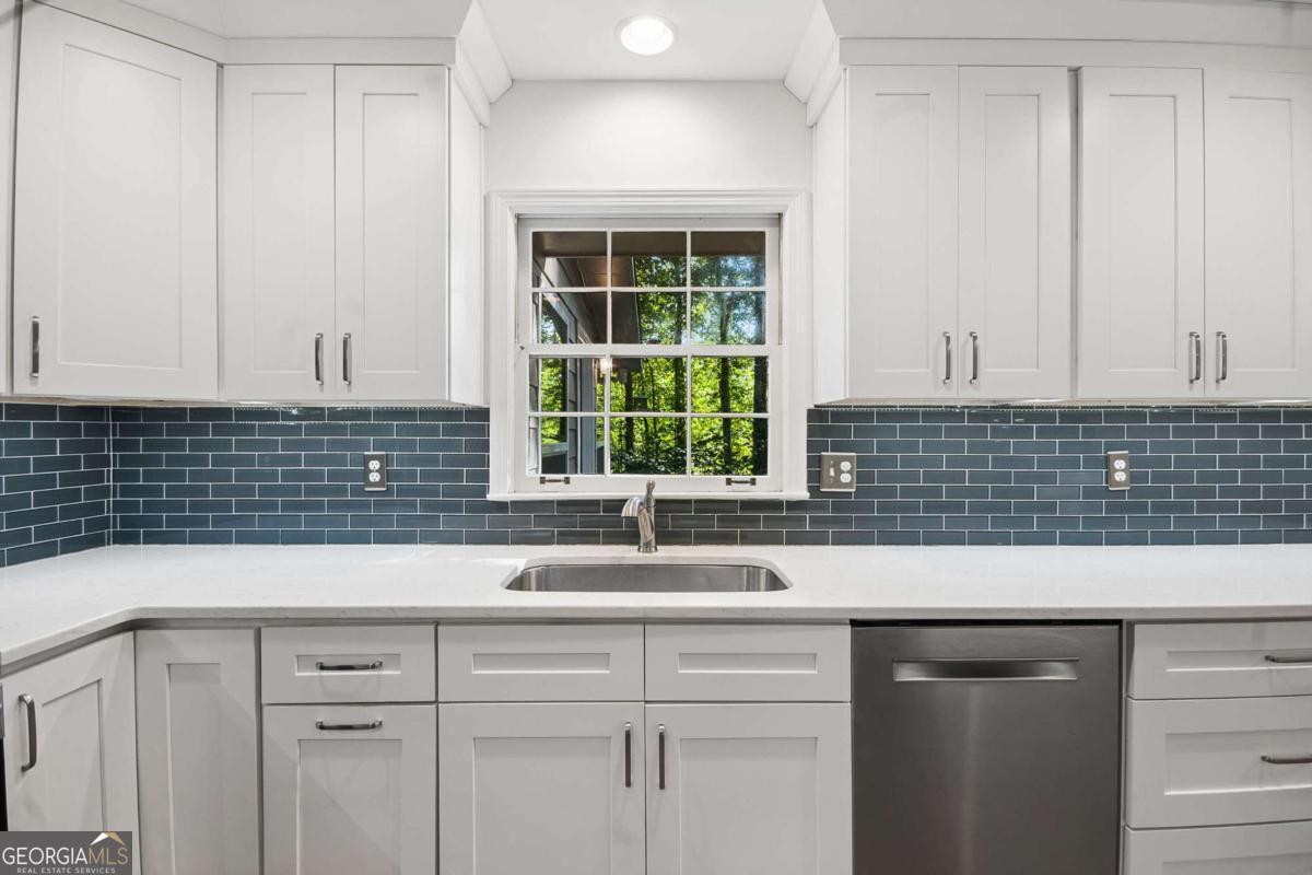 2719 Oswood Drive Property Photo 4