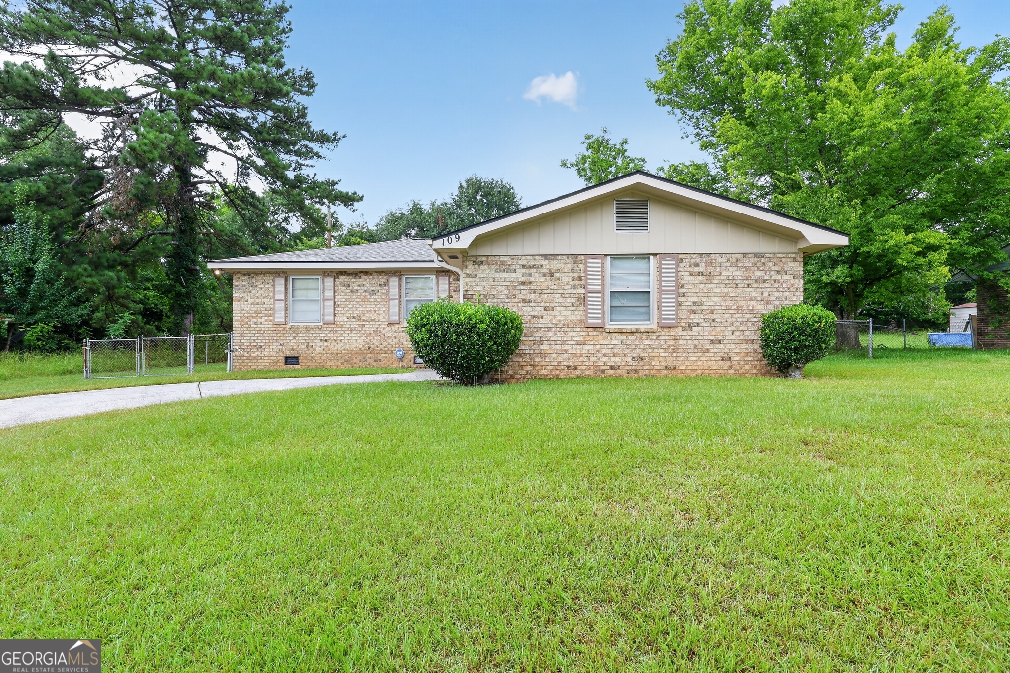 109 Oxford Lane Property Photo 1