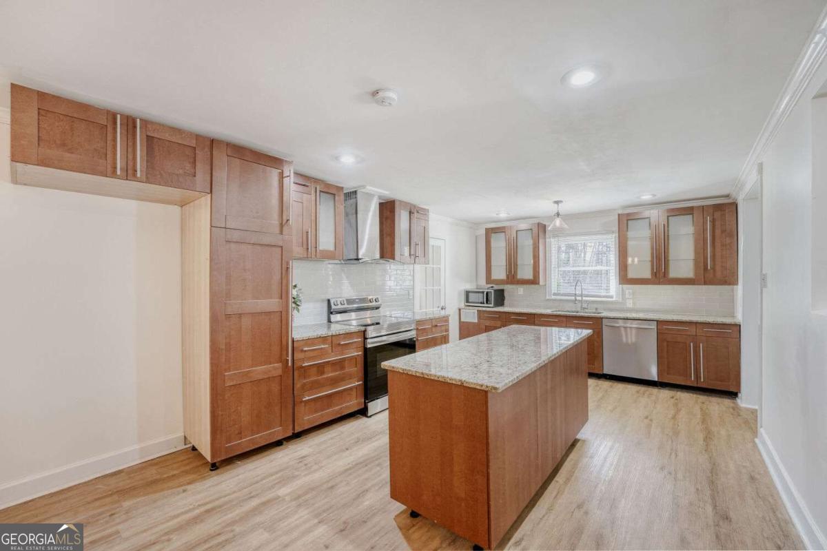 675 Collingwood Drive Property Photo 3