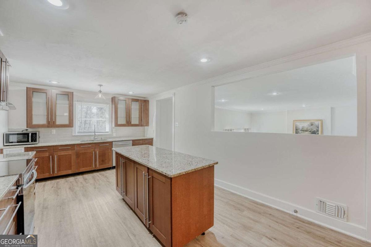 675 Collingwood Drive Property Photo 4