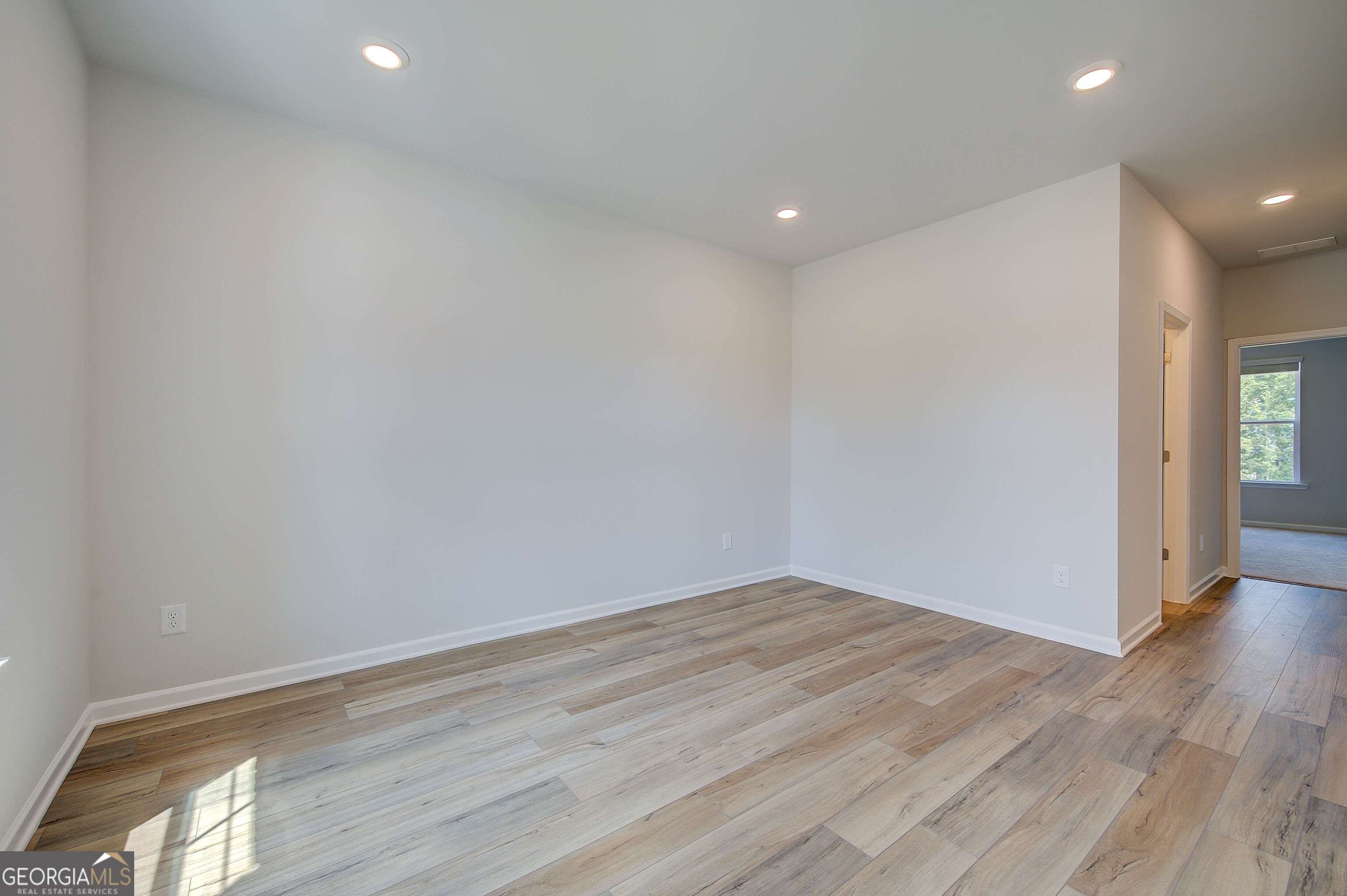 605 Button Grove Property Photo 5