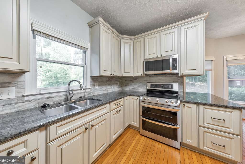 2051 E Piedmont Road Property Photo 6