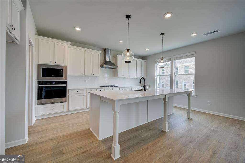 252 Chiswick Loop Property Photo 6