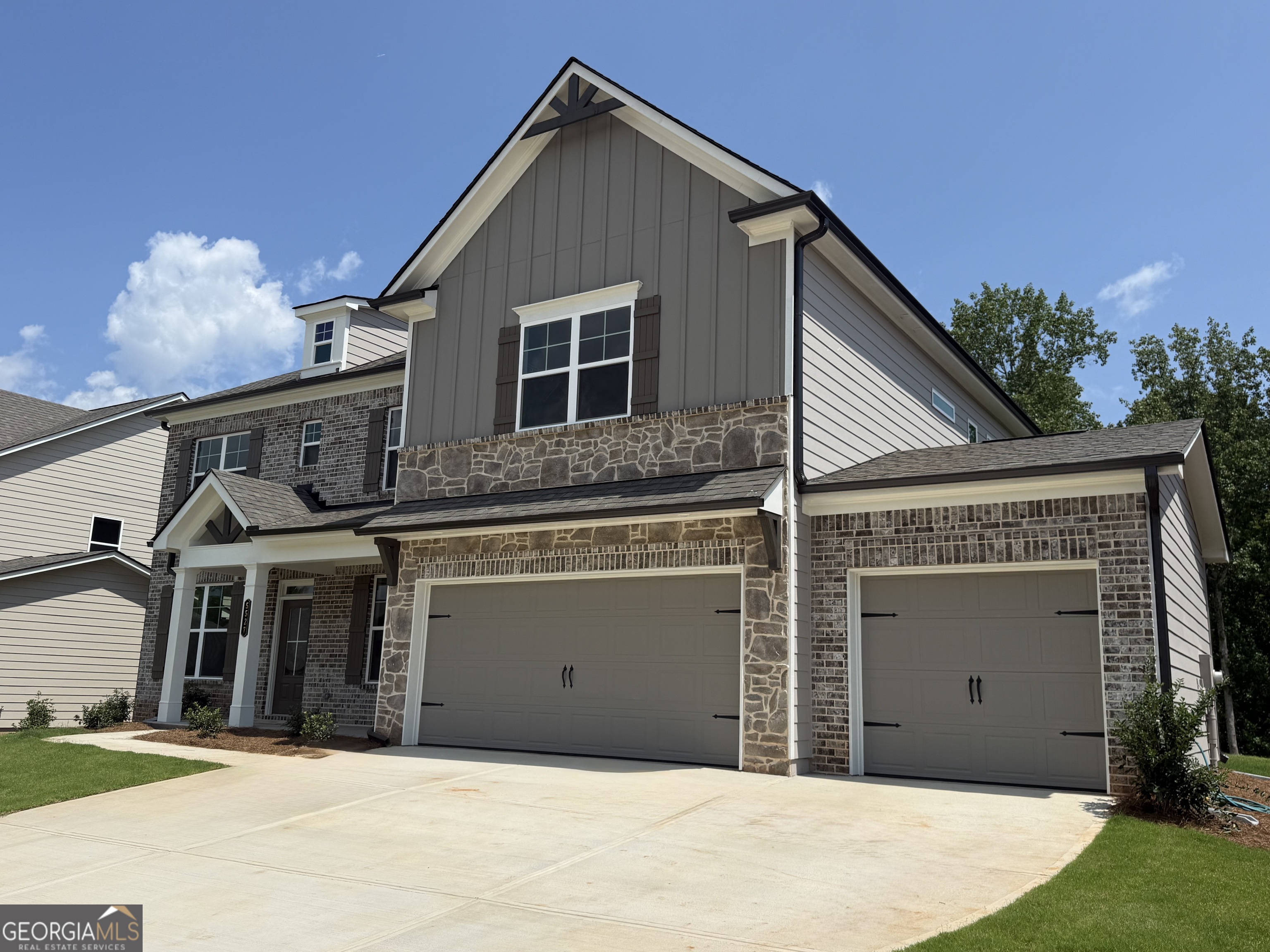 5527 Tullis Drive Property Photo 3