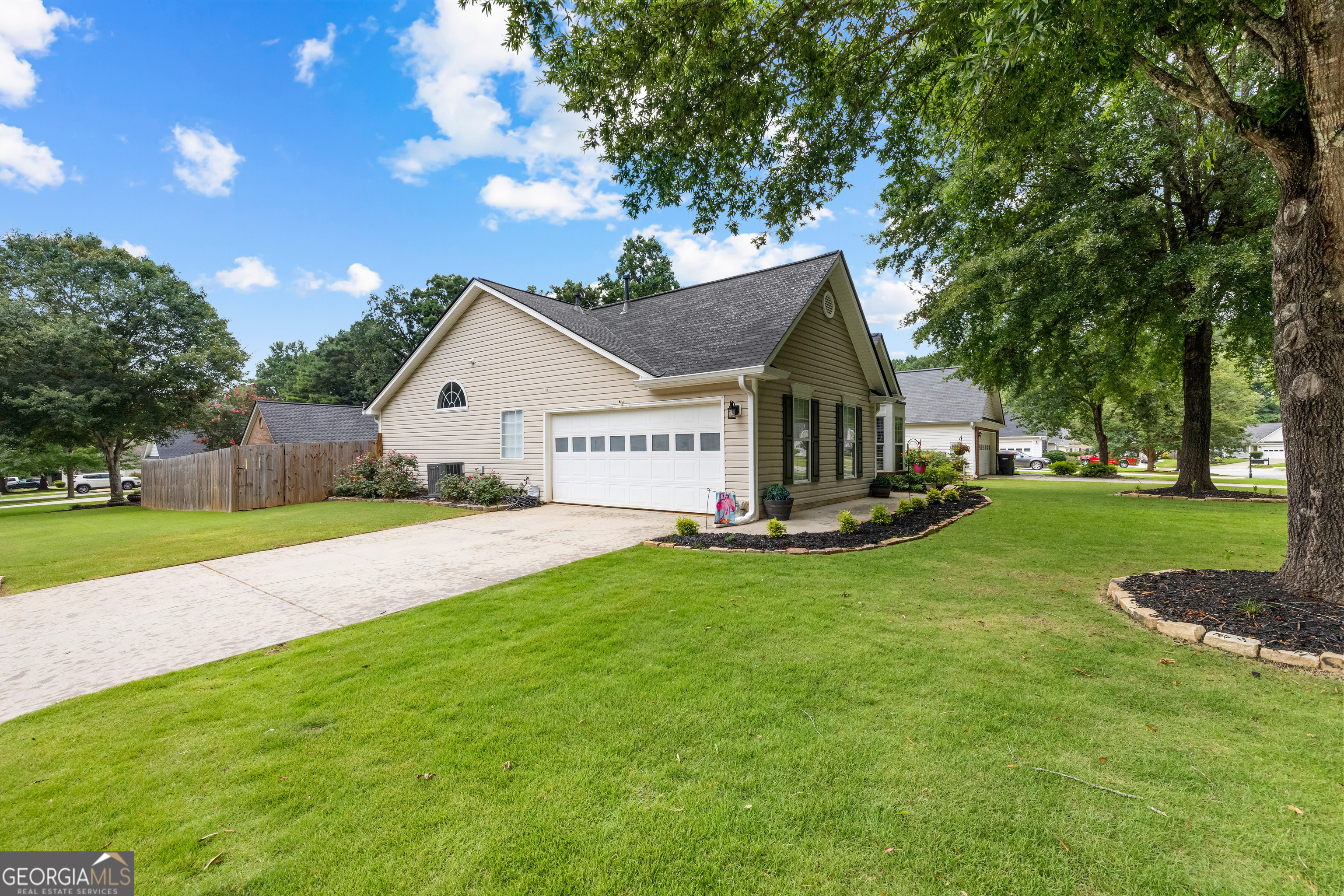 148 Lake Cove Approach Property Photo 2