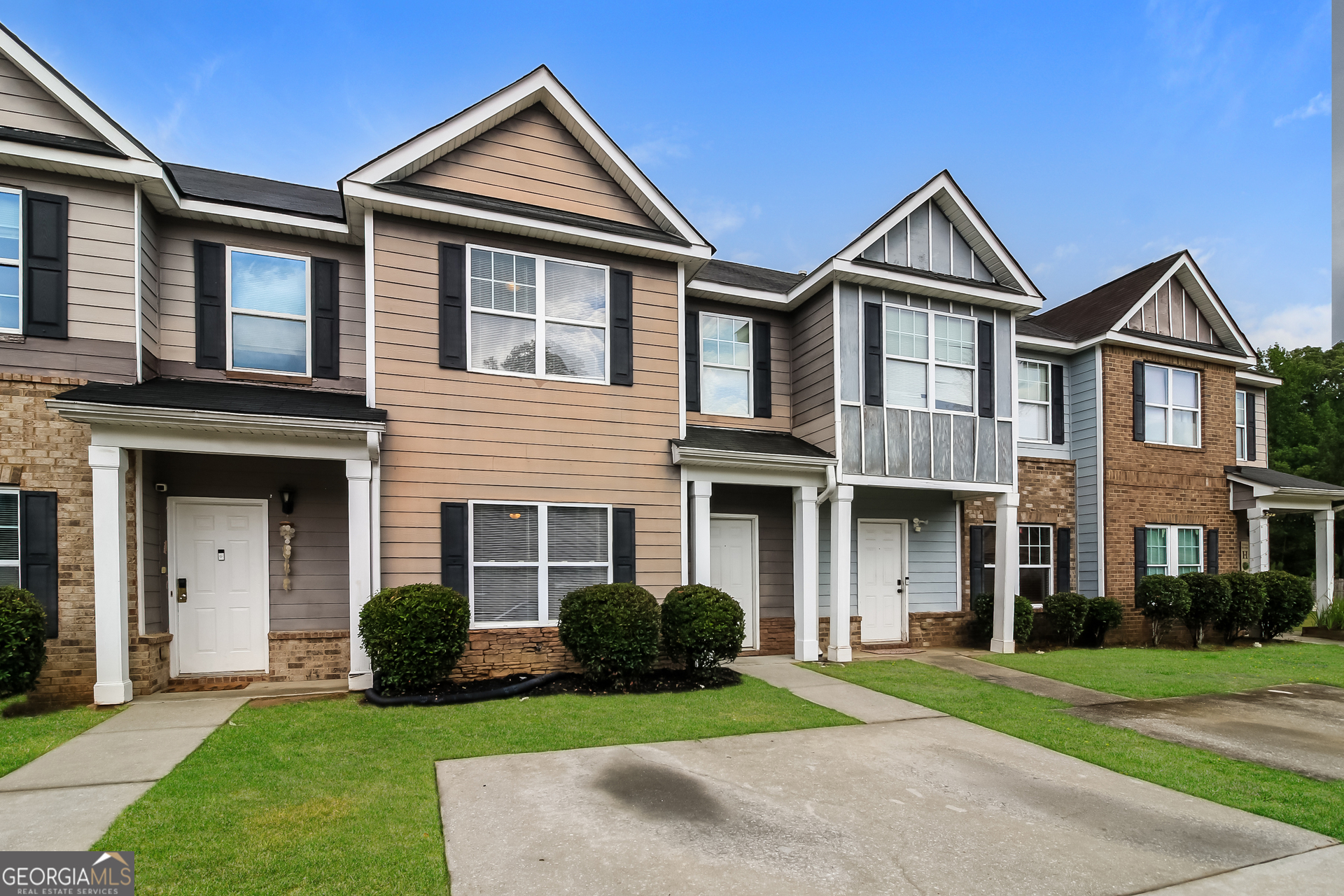 6090 Oak Bend Court Property Photo 2
