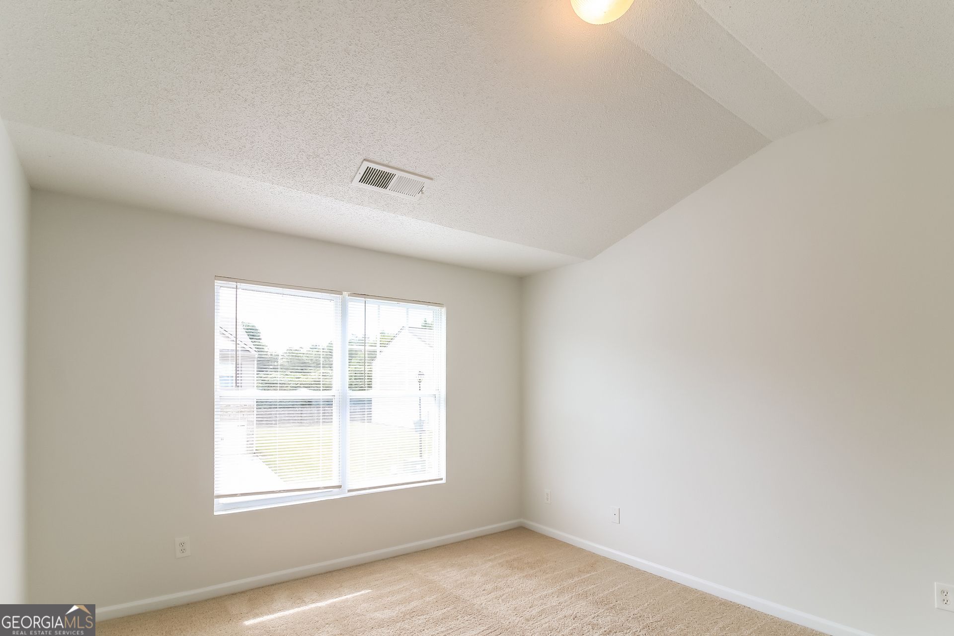 6090 Oak Bend Court Property Photo 12