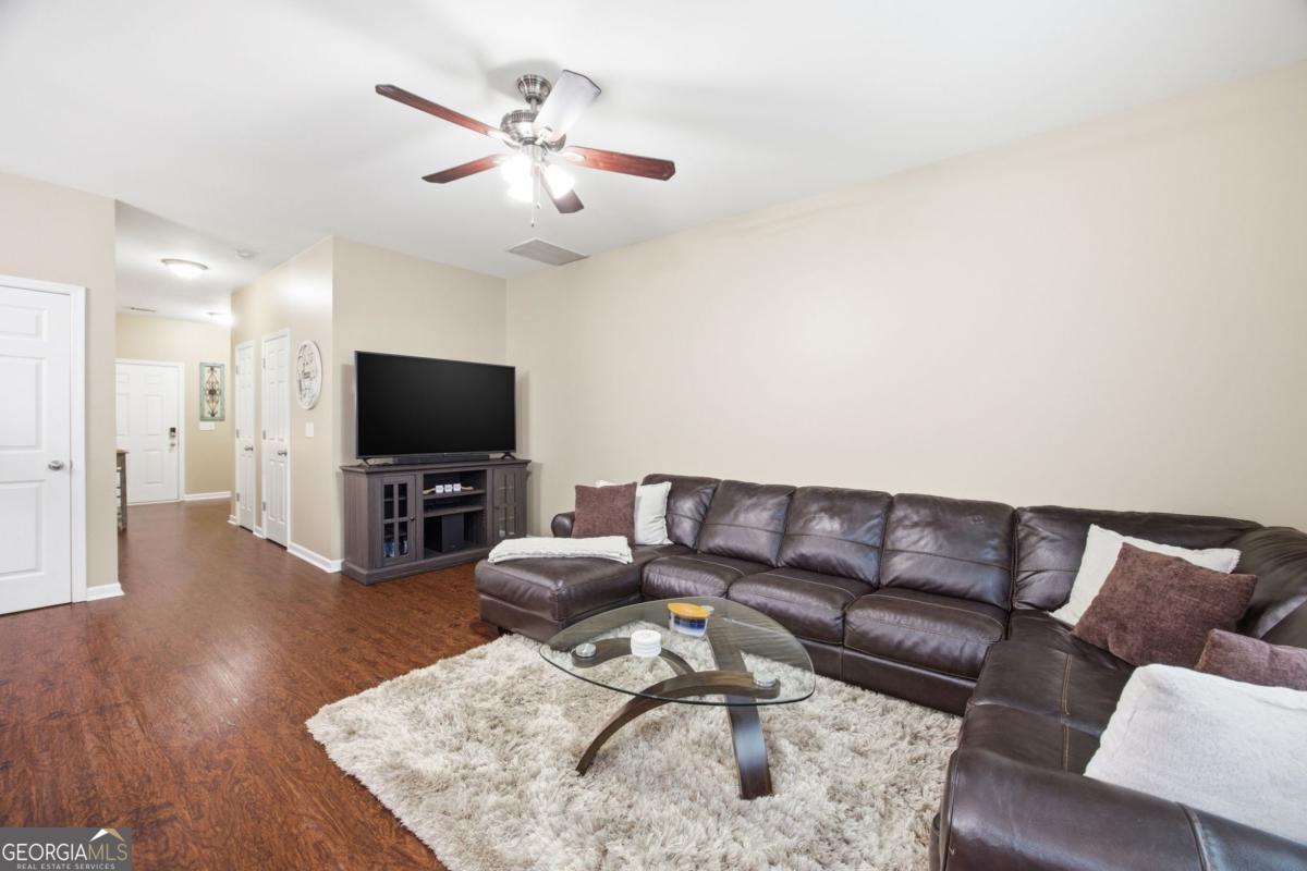 536 Oakside Place Property Photo 4