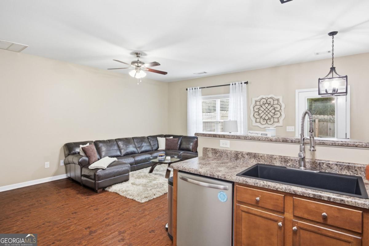 536 Oakside Place Property Photo 6