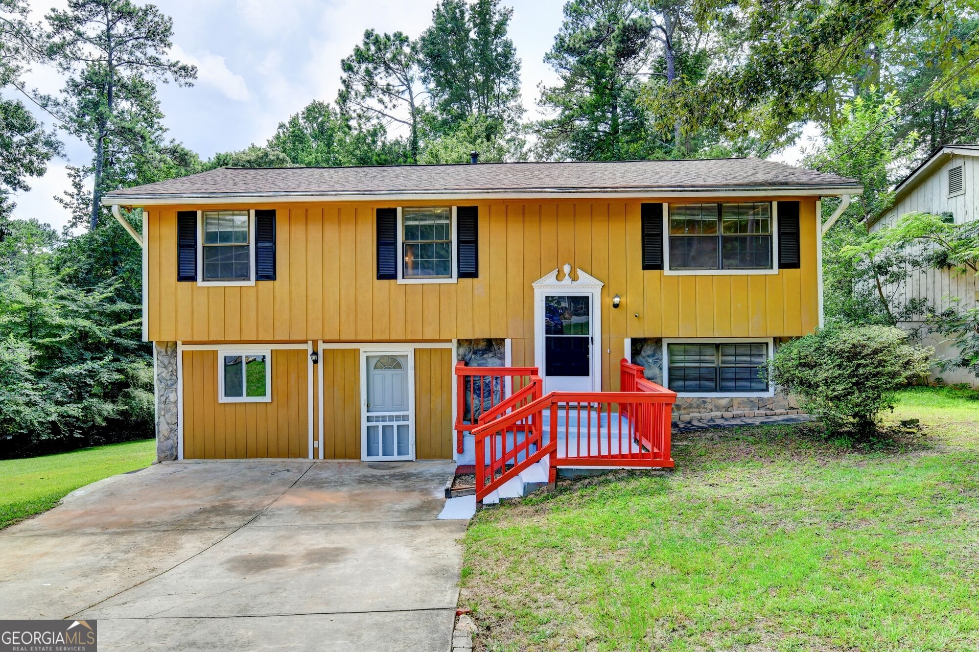 2484 Rhoanoke Drive Property Photo 2