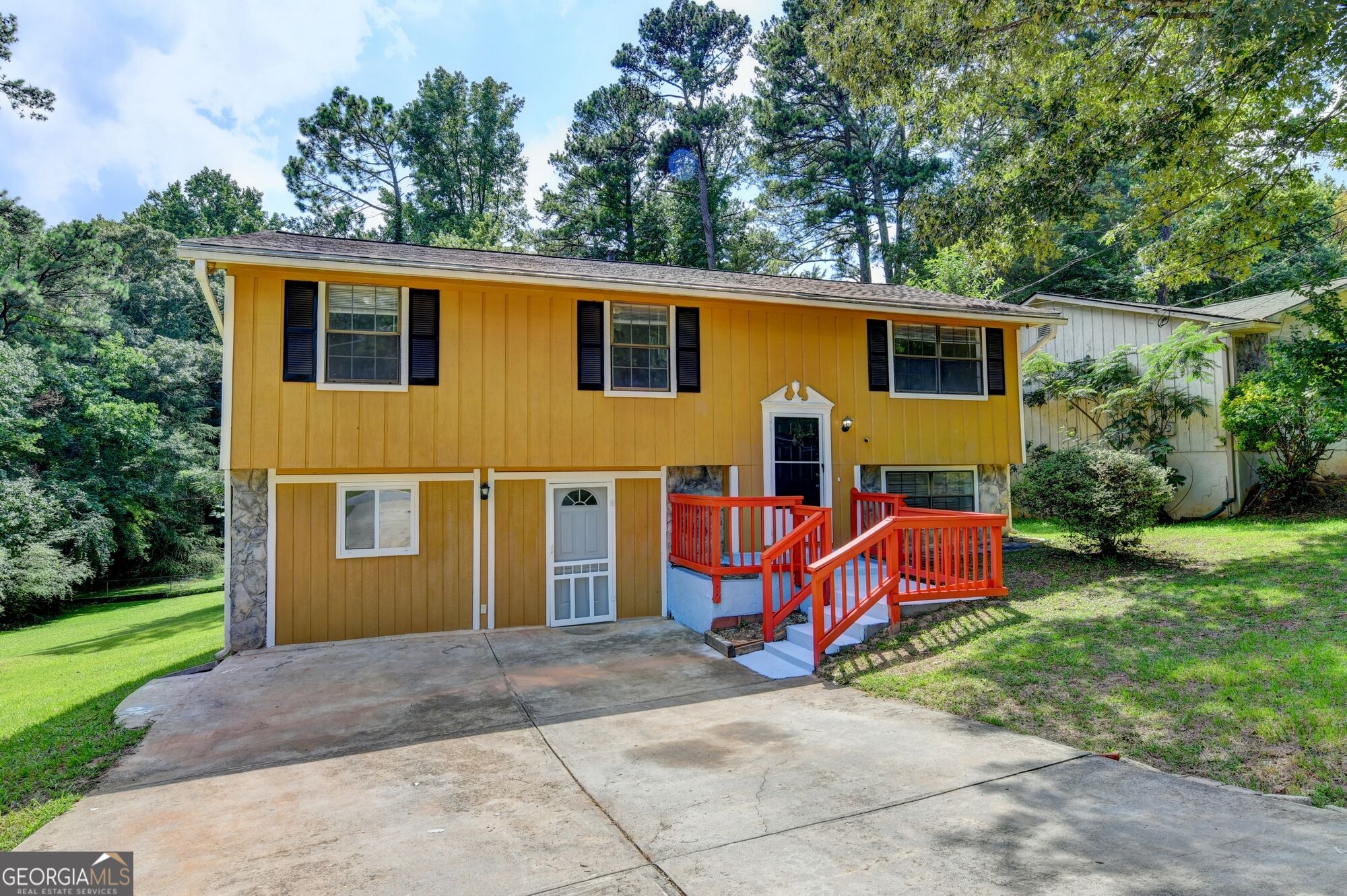 2484 Rhoanoke Drive Property Photo 3