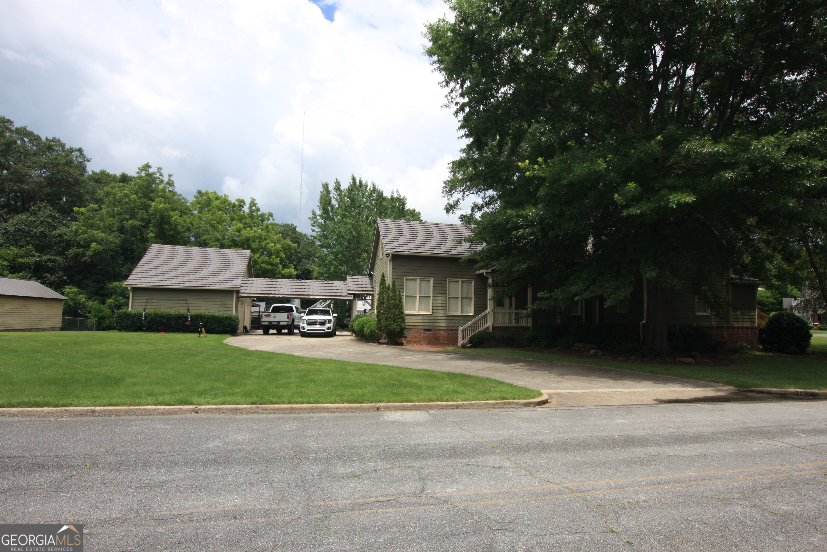 223 Bluff Street Property Photo 3