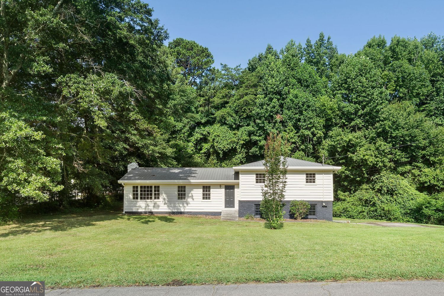 5525 Oak Grove Drive Property Photo 1