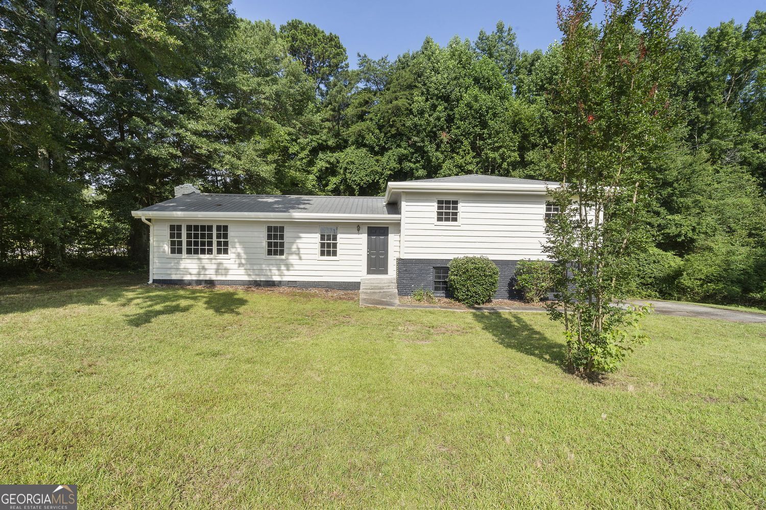 5525 Oak Grove Drive Property Photo 3