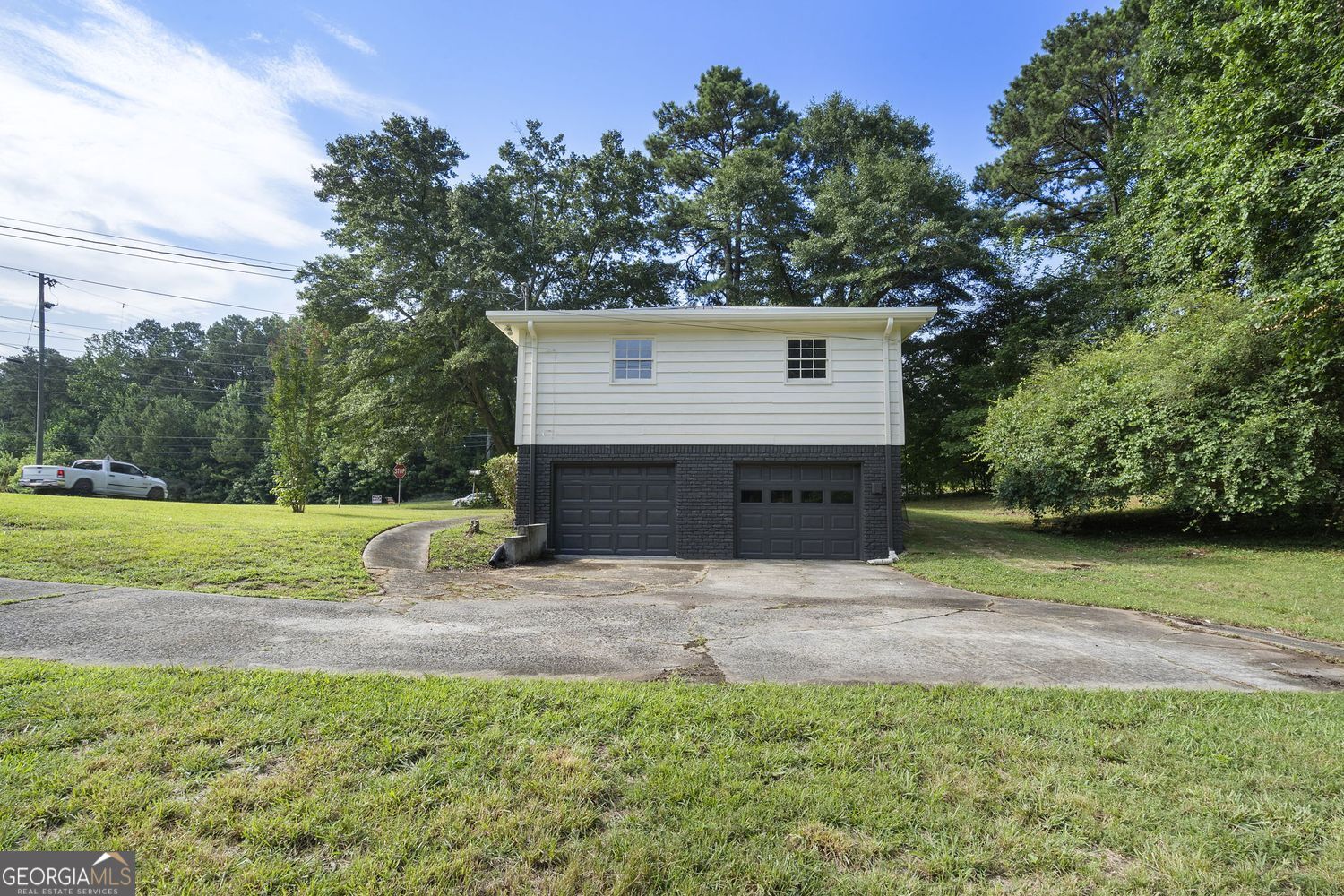 5525 Oak Grove Drive Property Photo 6