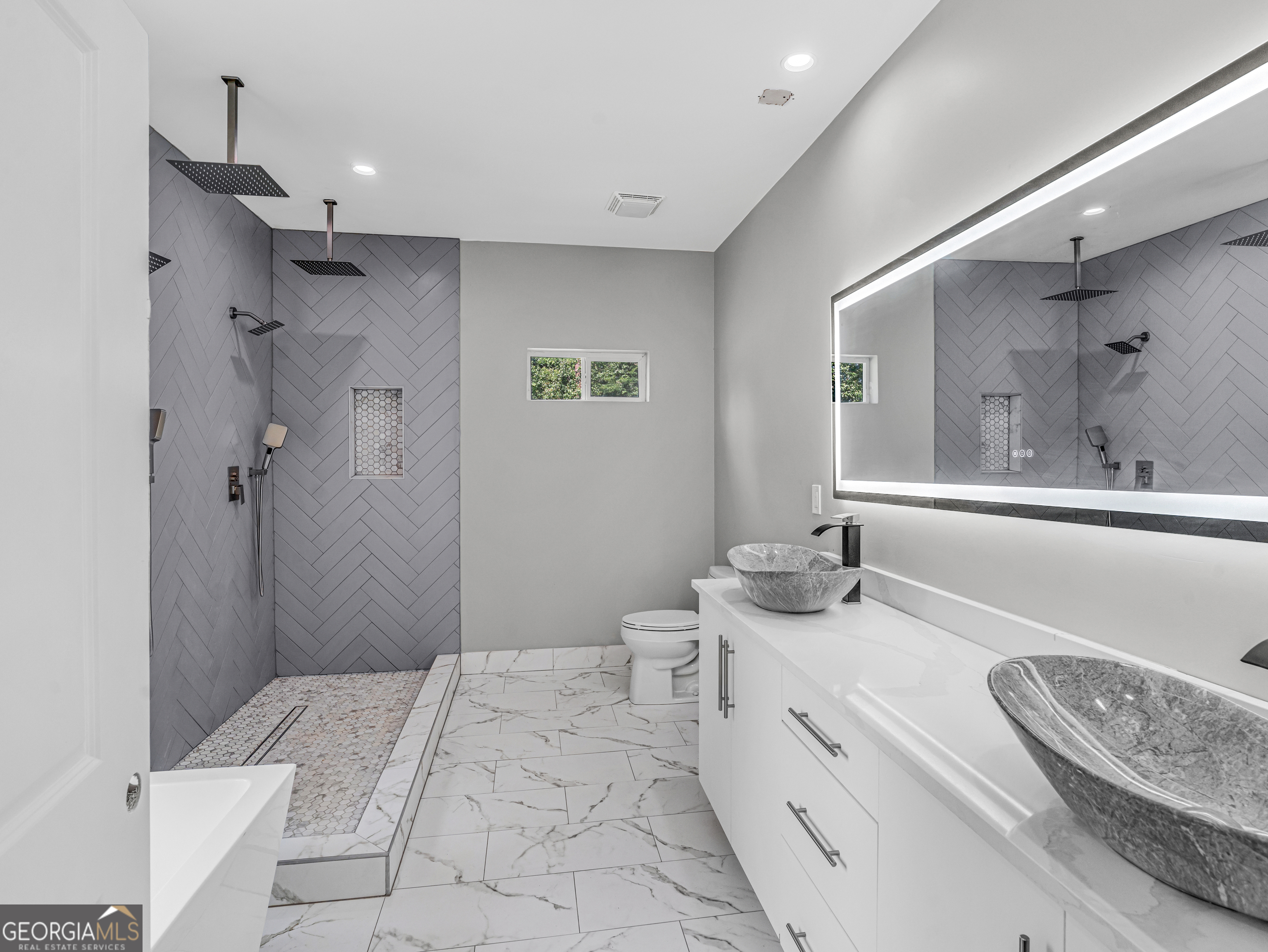 8143 Spivey Road Property Photo 8