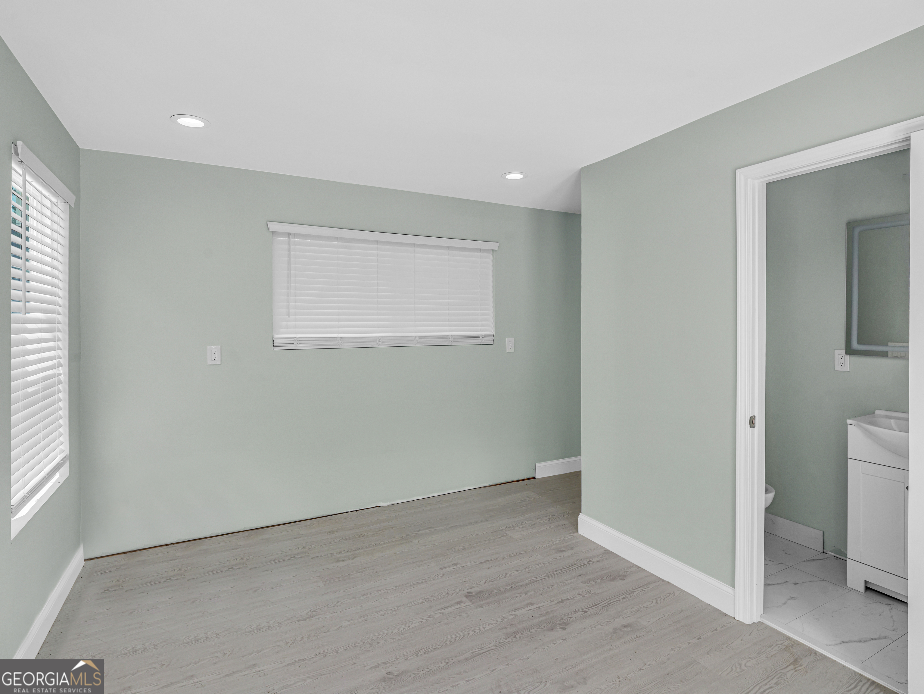 8143 Spivey Road Property Photo 14