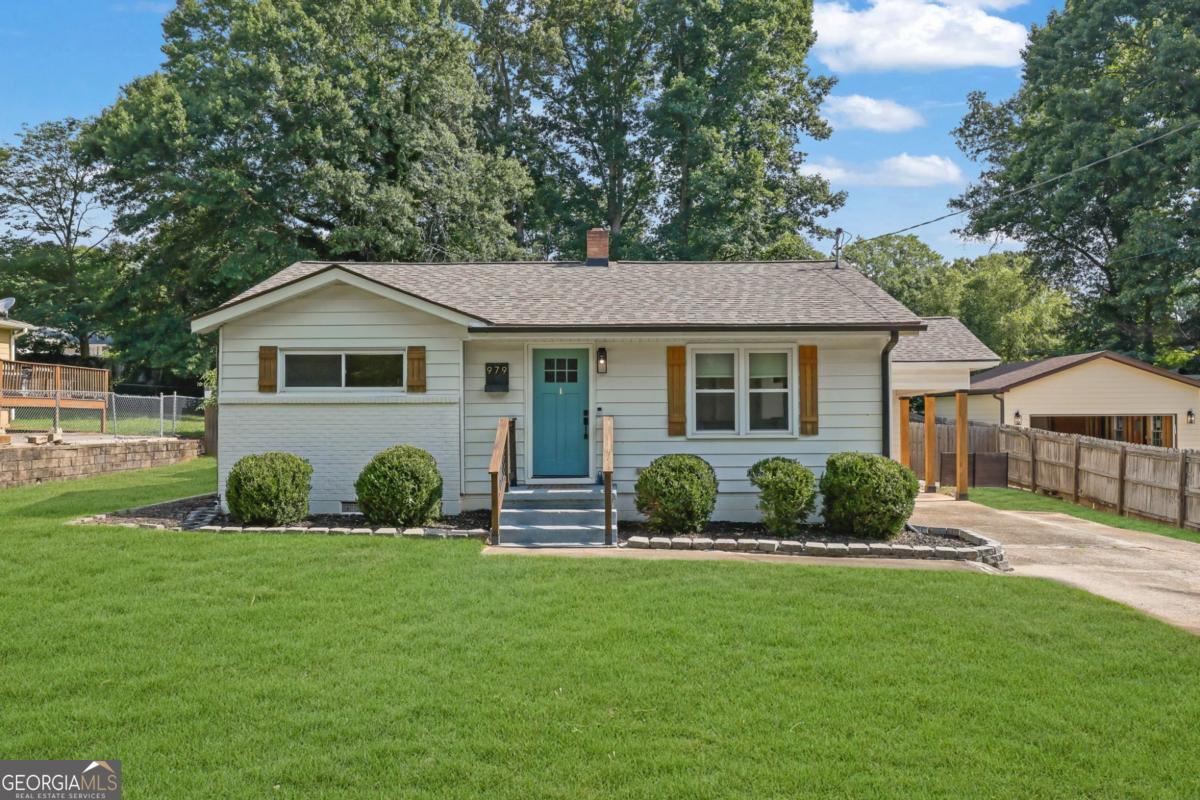 979 Oakview Drive SE Property Photo 1