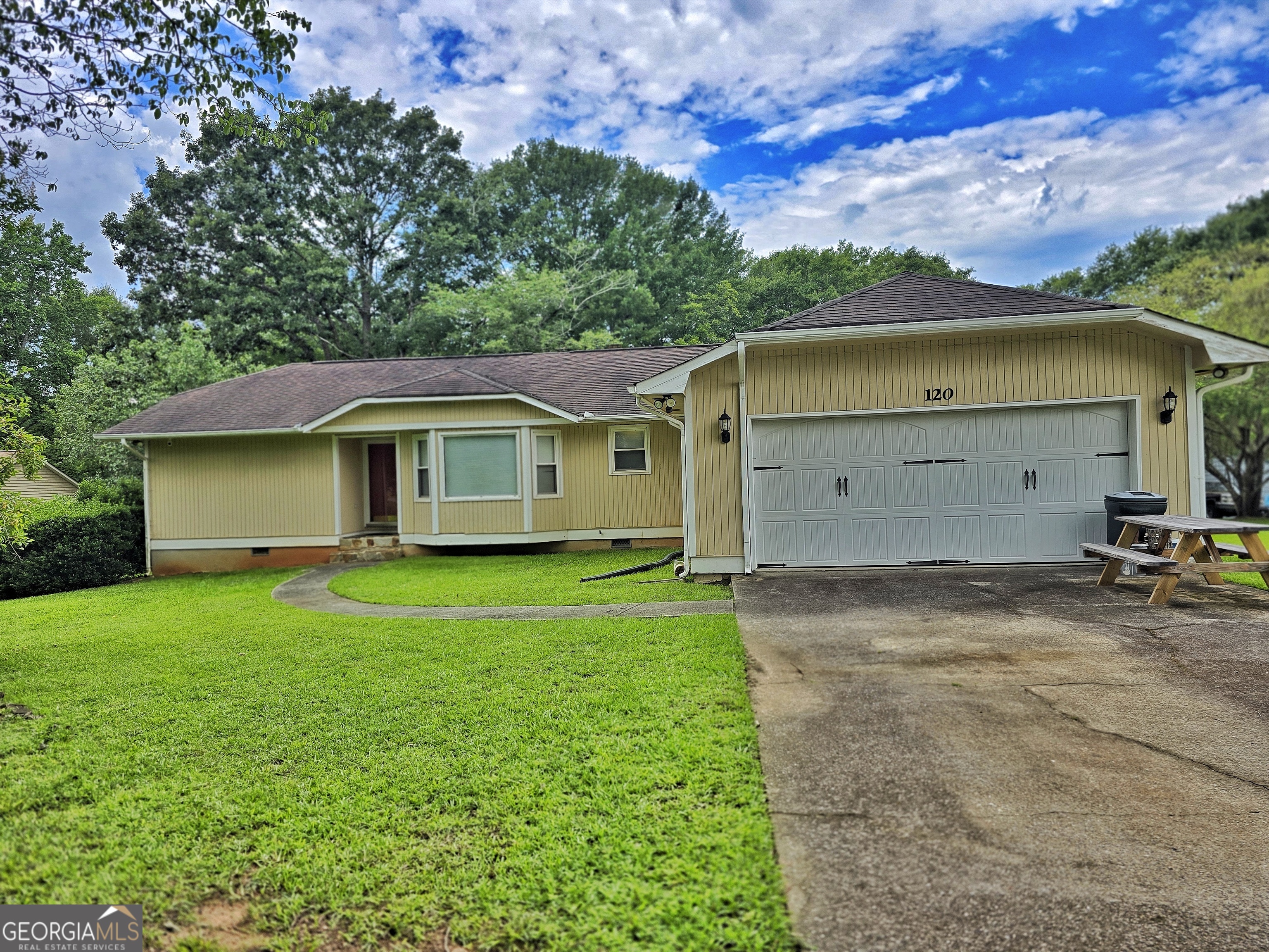 120 ASPEN LAKE Drive E Property Photo 1
