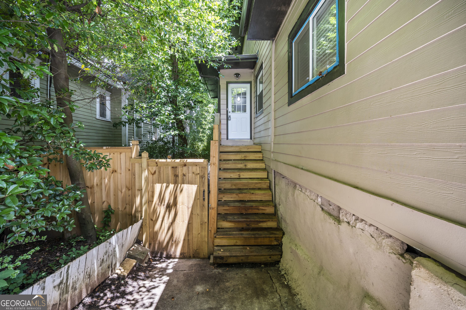 1126 Briarcliff Place Ne # 1 Property Photo 2
