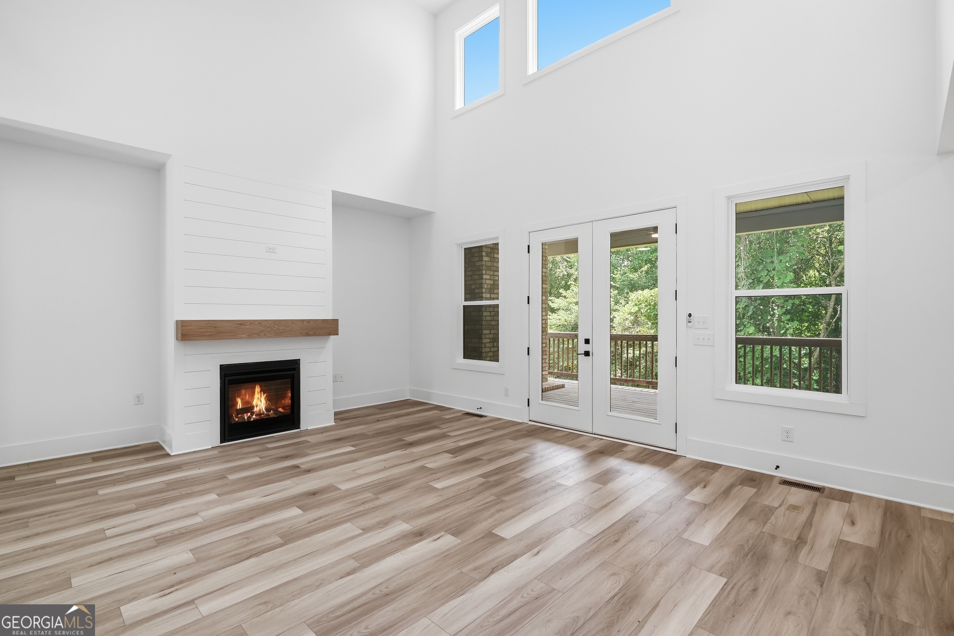 5676 Meadow View Drive Property Photo 8