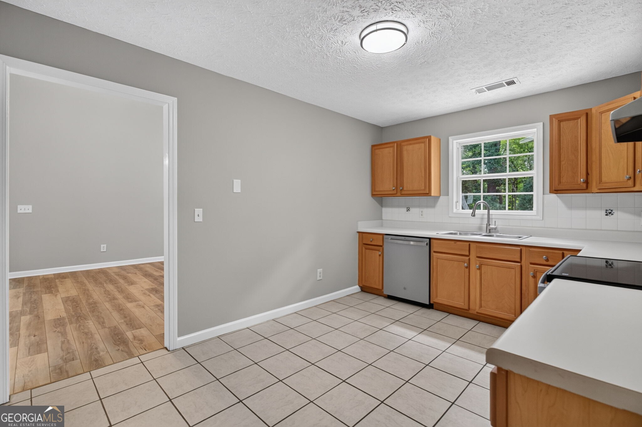 4025 Hemingway Drive Property Photo 9