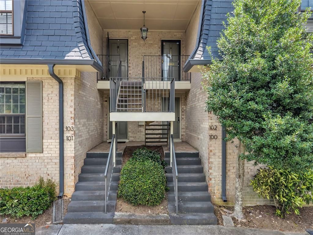 100 NW LA-Rue Place Property Photo 1