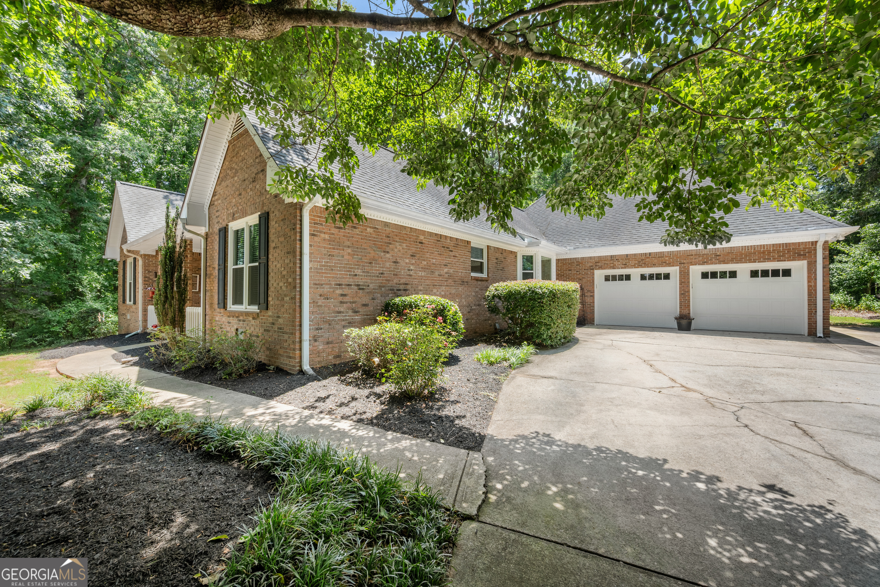 219 Darwish Drive Property Photo 4