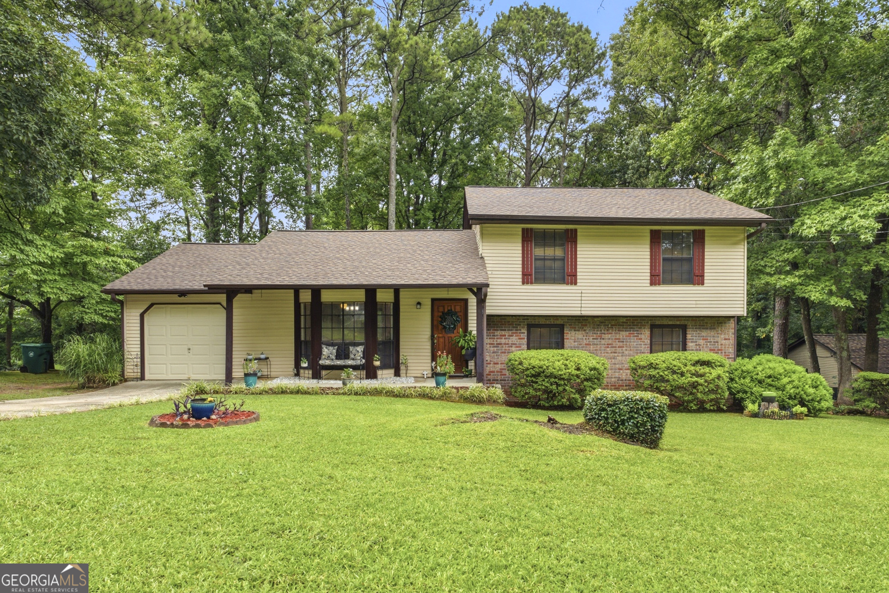 5560 Petite Point Property Photo 1